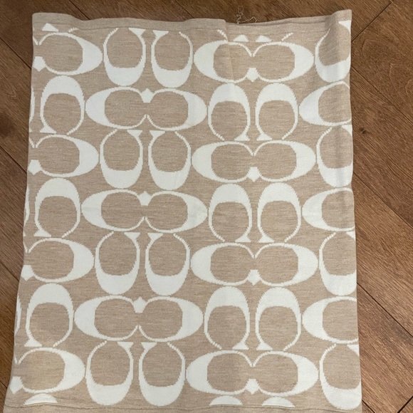 Coach neck scarf in beige and cream - Picture 4 of 4